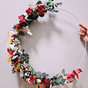 Couronne en fleurs séchées et roses éternelles 2